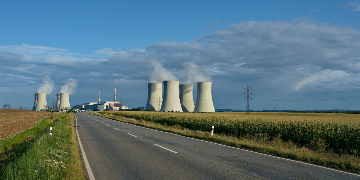 Alternatywą zarówno dla nieekologicznych i zależnych od surowców kopalnych elektrowni cieplnych,  jak i dla cechujących się niestabilnością produkcji energii OZE jest energetyka jądrowa | Fot. Unsplash
