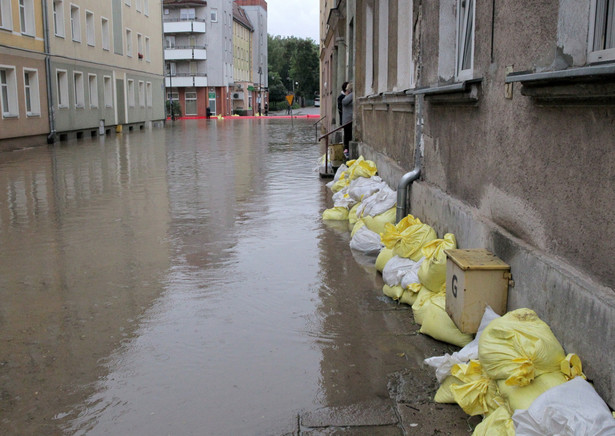 Od godziny 18 w Elblągu do zabezpieczania brzegów rzeki Kumieli, która wezbrała w skutek intensywnych opadów deszczu, zalewając część miasta, skierowano na wniosek wojewody 50 żołnierzy