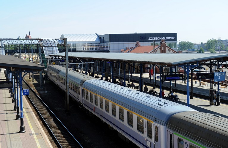 W drugim etapie wyremontowana zostanie stara kładka nad torami, wybudowane będą wiaty oraz wyremontowane perony 2 i 3. Koszt drugiego etapu, który rozpocznie się najprawdopodobniej pod koniec br., szacuje się na około 50 mln złotych. <br><br>fot. (ukit) PAP/Marcin Bielecki