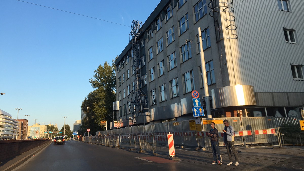 Do końca listopada z placu Dominikańskiego we Wrocławiu zniknie ostatni w tym miejscu symbol PRL-u. Właśnie ruszyła rozbiórka budynku PZU przy ul. Oławskiej. Zgodnie z planem w miejscu starej siedziby PZU powstanie nowy biurowiec.