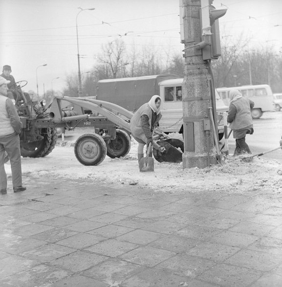 Odśnieżanie ul. Marszałkowskiej i Świętokrzyskiej w Warszawie, 1973 rok (Narodowe Archiwum Cyfrowe, Archiwum Grażyny Rutowskiej, sygnatura: 3/40/0/14/157).