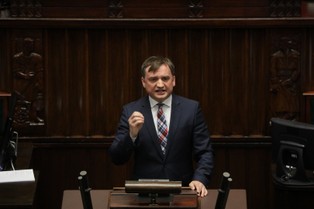 Na przekór PiS. UE wprowadzi konwencję stambulską do swojego prawa?