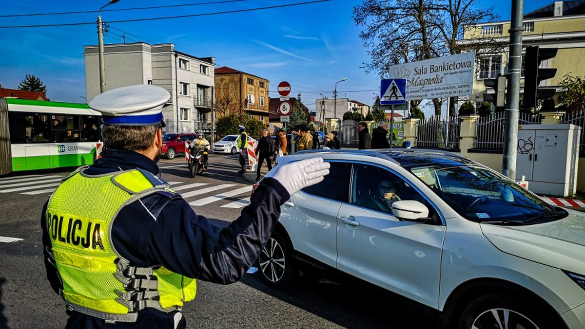 W piątek na polskich drogach odbywa się policyjna akcja, podczas której policjanci kontrolują kierowców głównie pod kątem przekraczania dopuszczalnej prędkości. Jak jednak zapowiada Komenda Główna Policji, funkcjonariusze będą zwracać uwagę na każde zachowanie niezgodne z prawem.