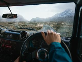 Przepiękną Szkocję można zwiedzać za kierownicą Land Rovera Discovery lub Defendera. Dzień off-roadu to spory wydatek550 GBP