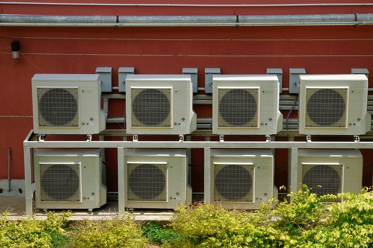 Lato w Polsce bywa niemiłosiernie gorące, w upale chłodną ulgę przynosi – coraz częściej także w domach - klimatyzacja. Te urządzenia w dużej części są sprowadzone z Chin i Niemiec. Lista naszych dostawców jest jednak długa. Ulgę w upale zapewnia nam także import np. z Czech, Włoch, Holandii czy Tajlandii. W zeszłym roku import klimatyzatorów do Polski był wart prawie 1,49 mld zł i wzrósł w porównaniu do roku ubiegłego o ok. 4 proc.