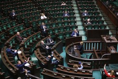 Rośnie przewaga PiS nad innymi partiami. SONDAŻ