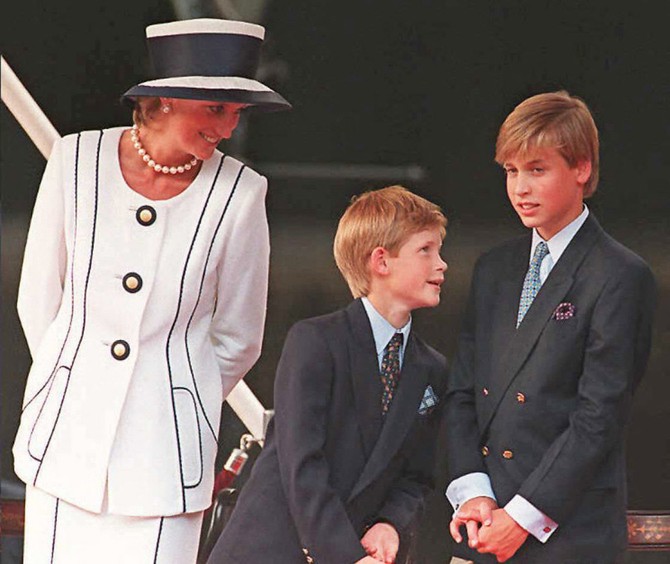 Princeza Dajana sa sinovima Harijem i Vilijamom 1995. u Londonu foto: JOHNNY EGGITT/AFP
