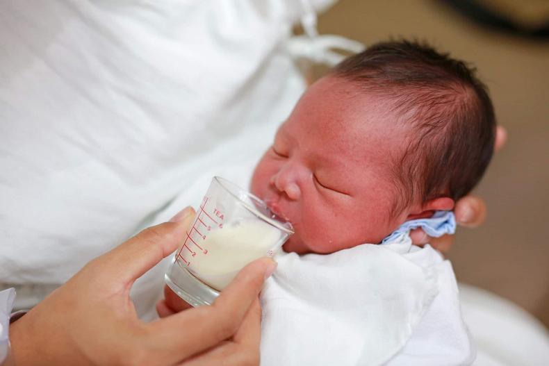 The cup feeding method [Motherly]