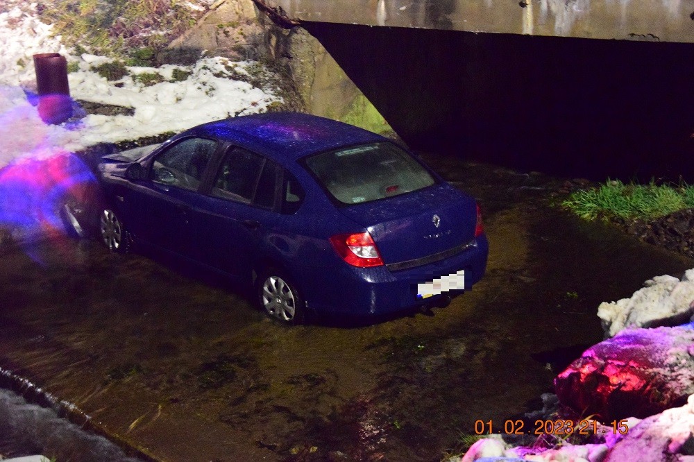Auto skončilo v potoku v Hriňovej.