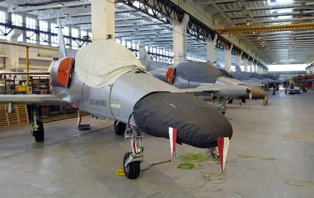 Czeski myśliwiec L-159 w praskim hangarze Aero-Vodochody