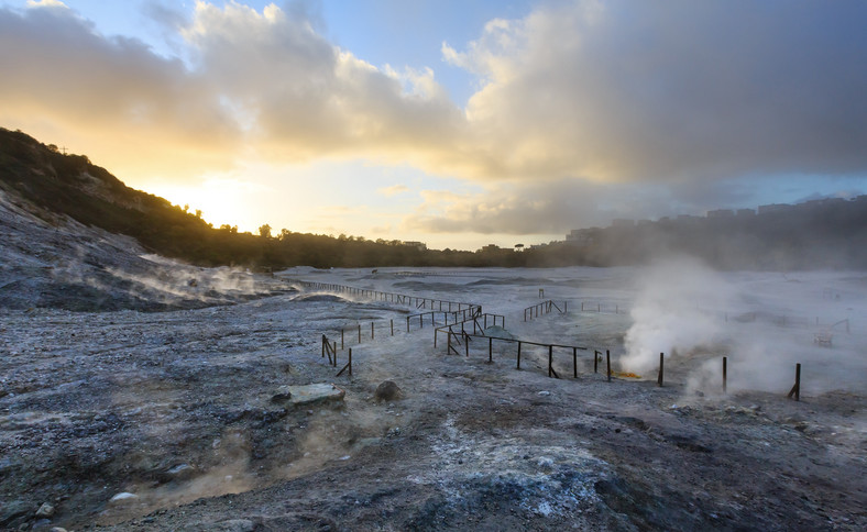 Fumarole w kraterze Solfatara, Pola Flegrejskie