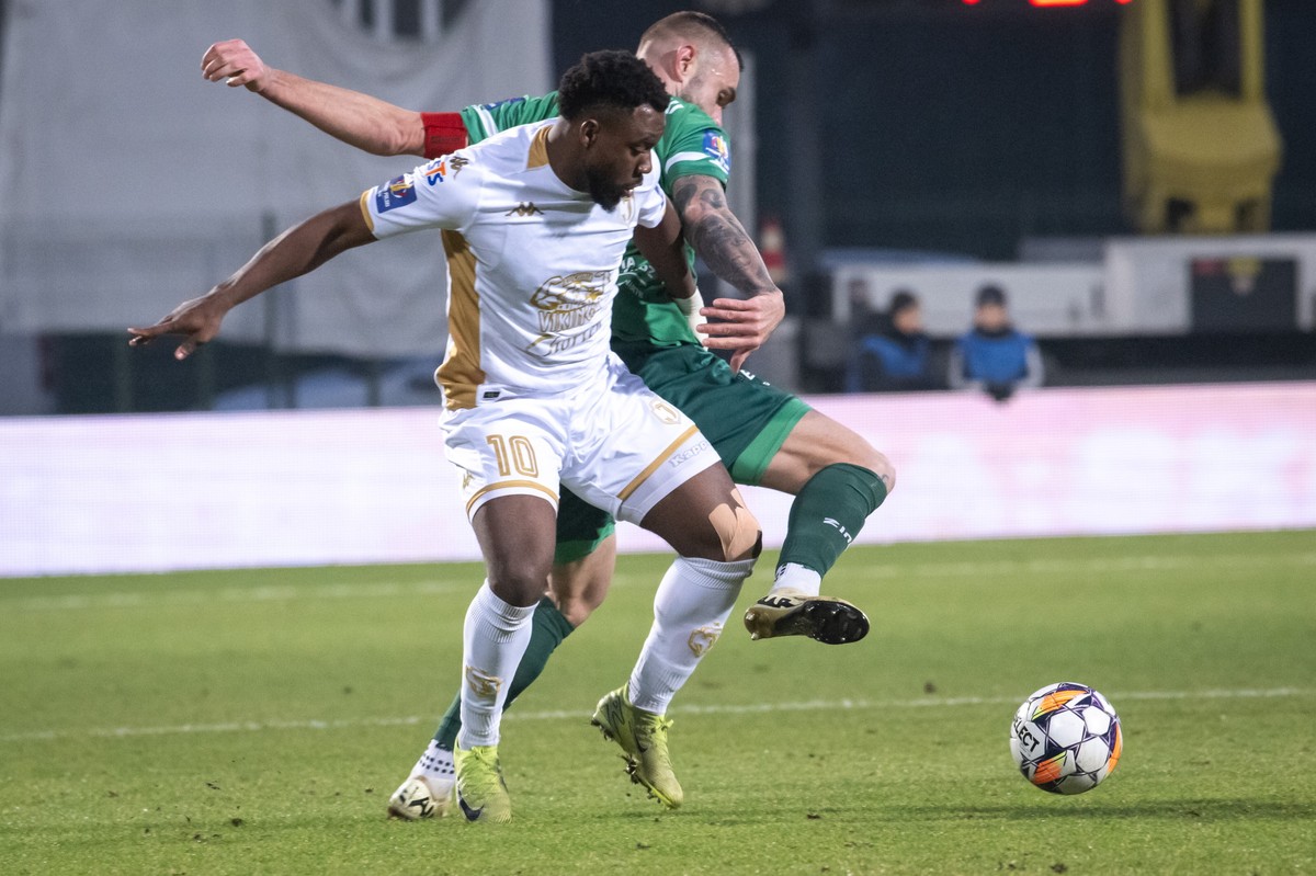 Zawodnik Olimpii Grudziądz Damian Kostkowski (P) i Afimico Pululu (L) z Jagiellonii Białystok podczas meczu 1/8 finału piłkarskiego Pucharu Polski