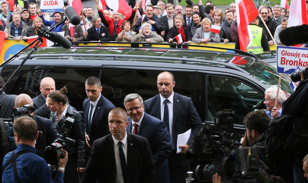 Bronisław Komorowski po przyjeździe do siedziby TVN w Warszawie