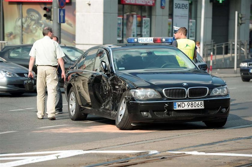 Premier Buzek miał wypadek w Warszawie. FOTO