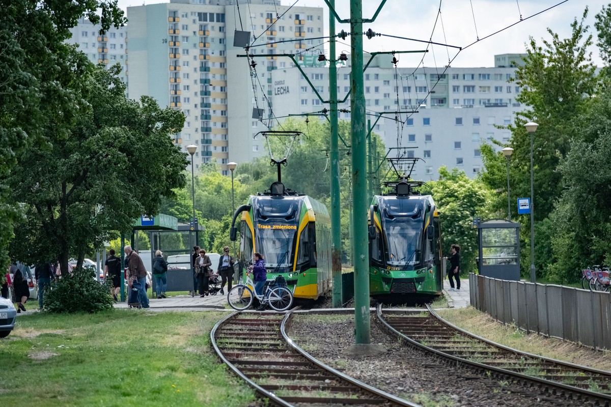 Szokujący wypadek w Poznaniu. Staruszka wypadła z jadącego tramwaju. Motornicza pojechała dalej