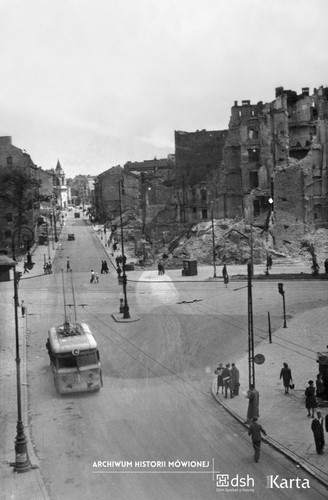 Widok ul. Brackiej w kierunku południowym, na drugim planie skrzyżowanie z Al. Jerozolimskimi. Lipiec 1945. (Fot. zbiory Jolanty Kozłowskiej/AHM)