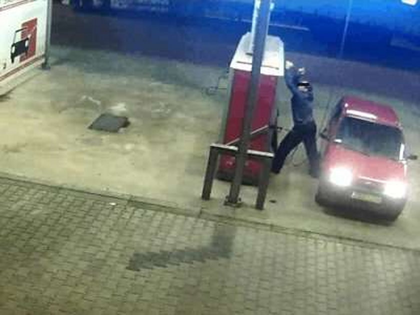 Zobacz jak złodziej obrabia myjnie samochodowe!