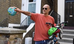 Doradca Johnsona podróżował mimo zakazu. Teraz się tłumaczy