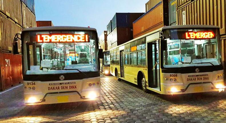 Dakar Dem Dikk est une société anonyme à participation publique majoritaire, concessionnaire du service des transports publics urbains de Dakar par Autobus. DDD transporte 150000 voyageurs par jour 11 Lignes urbaines, 20 Lignes de banlieue et 