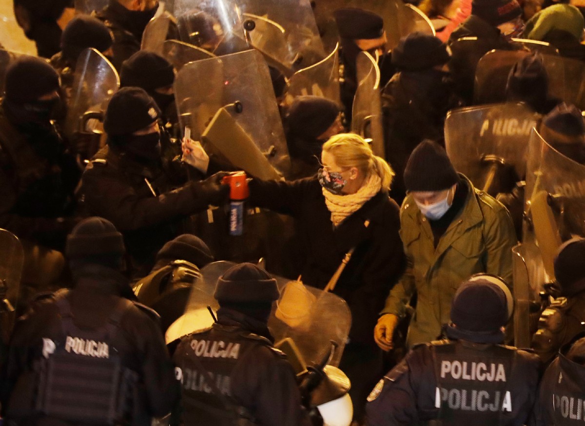 Policjant spryskał gazem Barbarę Nowacką. Po pięciu latach usłyszał zarzuty