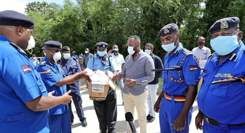 Mombasa Governor Hassan Joho asks police to distribute face masks instead of arresting Kenyans