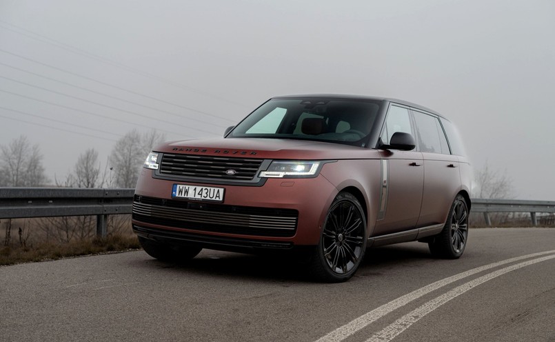 Sylwetka boczna Range Rovera SV na drodze, luksusowy SUV brytyjskiej marki, symbol sukcesu na polskim rynku motoryzacyjnym