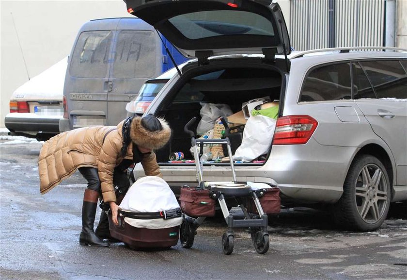 Anna Mucha z córeczką na spacerze. Foto