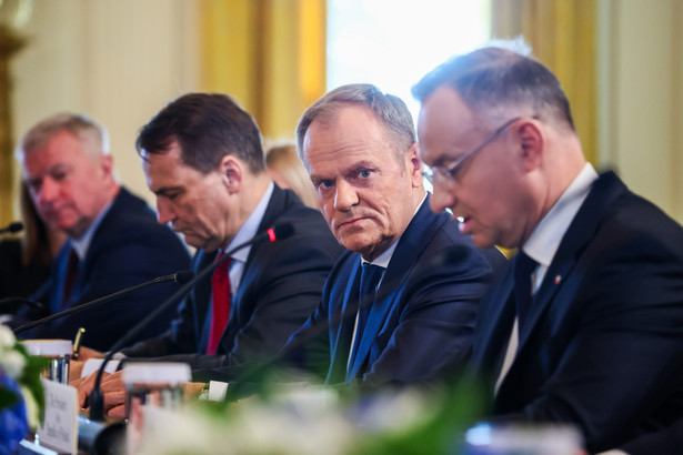 Prezydent RP Andrzej Duda (P), premier RP Donald Tusk (2P) i minister spraw zagranicznych Radosław Sikorski (3P) podczas spotkania z prezydentem USA Joe Bidenem w Białym Domu w Waszyngtonie