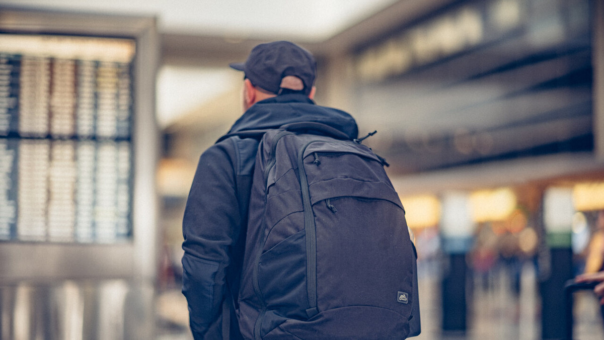 Plecak Traveler to wszechstronny towarzysz podróży, który sprawdzi się zarówno podczas wyjazdu służbowego, jak i weekendowej eskapady. Łączy on w sobie wiele przydatnych rozwiązań takich jak: system VIS, wewnętrzny wypinany organizer turystyczny czy też przelot do mocowania go do walizki podróżnej.