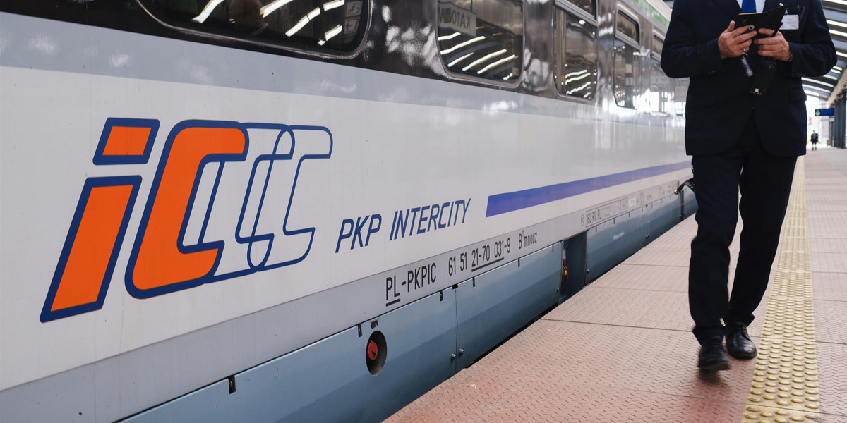Pasażerka pociągu PKP Intercity pogryzła konduktora.