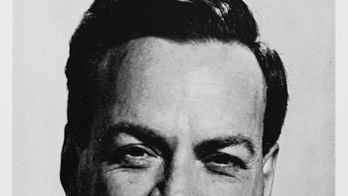 Był środek upalnego lata 1962 r. Na zaproszenie polskich naukowców do Jabłonnej pod Warszawą zjechały tuzy współczesnej fizyki. Codziennie po skończonych pracach kawalkada geniuszy wracała autokarem do Grand Hotelu. Wśród zaproszonych gości znajdował się Amerykanin Richard Feynman. O wiele bardziej od hotelowych luksusów ciekawiło go nocne życie komunistycznej stolicy.