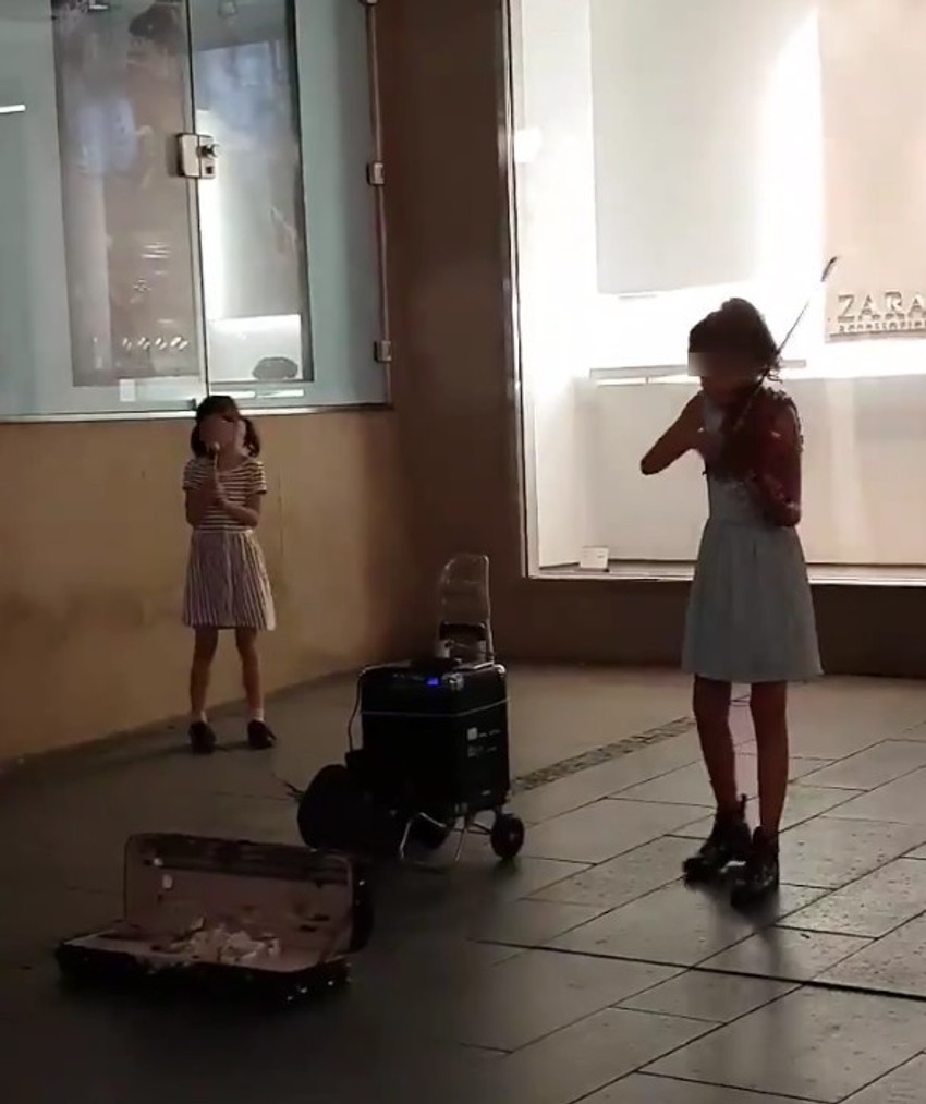 Devojčice koje sviraju i pevaju po Knezu