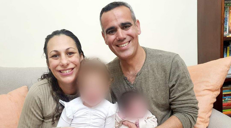 Lishay és Miran két gyerekükkel, itt még boldogan: a férfit október 7-én hurcolták el a terroristák, azóta csak kósza hírek jönnek róla