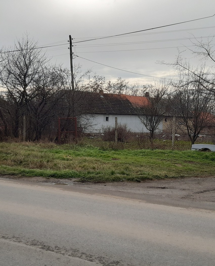 Bezdanski put i kuća u kojoj je živeo dečak