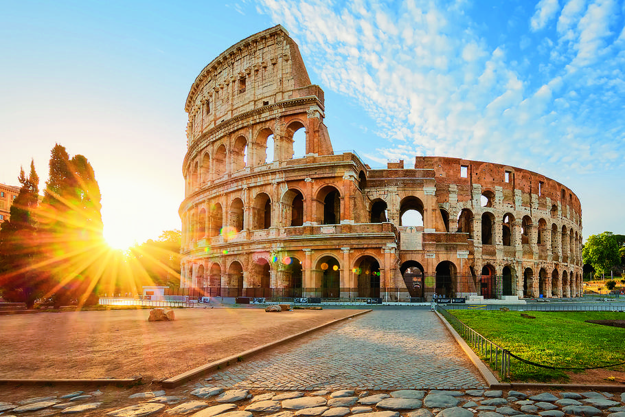 Rzym. Koloseum to absolutne „must see” na liście rzymskich zabytków. Warto kupić bilety online, by dobrze  rozplanować marszrutę po Wiecznym Mieście