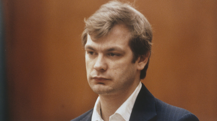 Jeffrey Lionel Dahmer 1978 és 1991 között 17 férfit és fiút gyilkolt meg. A hátborzongató gyilkosságok során nemi erőszakot, nekrofíliát és kannibalizmust követett el. A bíróság előtt beszámíthatatlanságra hivatkozott, a bíró azonban Dahmert beszámíthatónak és bűnösnek találta 15 gyilkossági vádpontban, és 15-szörös életfogytiglani börtönbüntetésre ítélte, ami 957 év börtönbüntetésnek felel meg. / Fotó: Getty Images