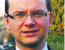 Jacek Zaleśny konstytucjonalista i politolog z Uniwersytetu Warszawskiego, członek Polskiego Towarzystwa Nauk Politycznych, Polskiego Towarzystwa Prawa Konstytucyjnego, sekretarz naukowy „Studiów Politologicznych”, członek komitetu redakcyjnego „Przeglądu Prawa Konstytucyjnego”, redaktor tematyczny czasopisma „e-Politikon”, redaktor tematyczny czasopisma „Ius Novum”