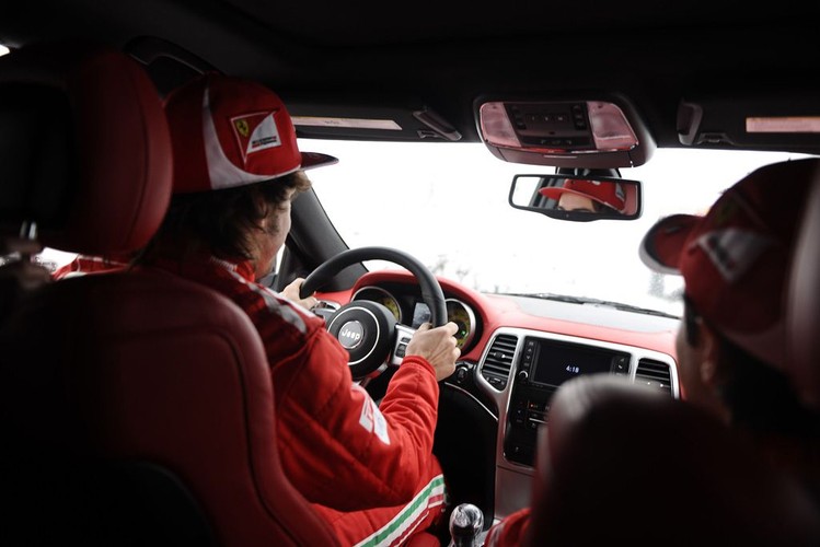 Fernando Alonso i Felipe Massa z zespołu Ferrari będą podróżować specjalnie dla nich przygotowanymi jeepami grand cherokee SRT8 w kolorze czerwonym Rosso Corsa...