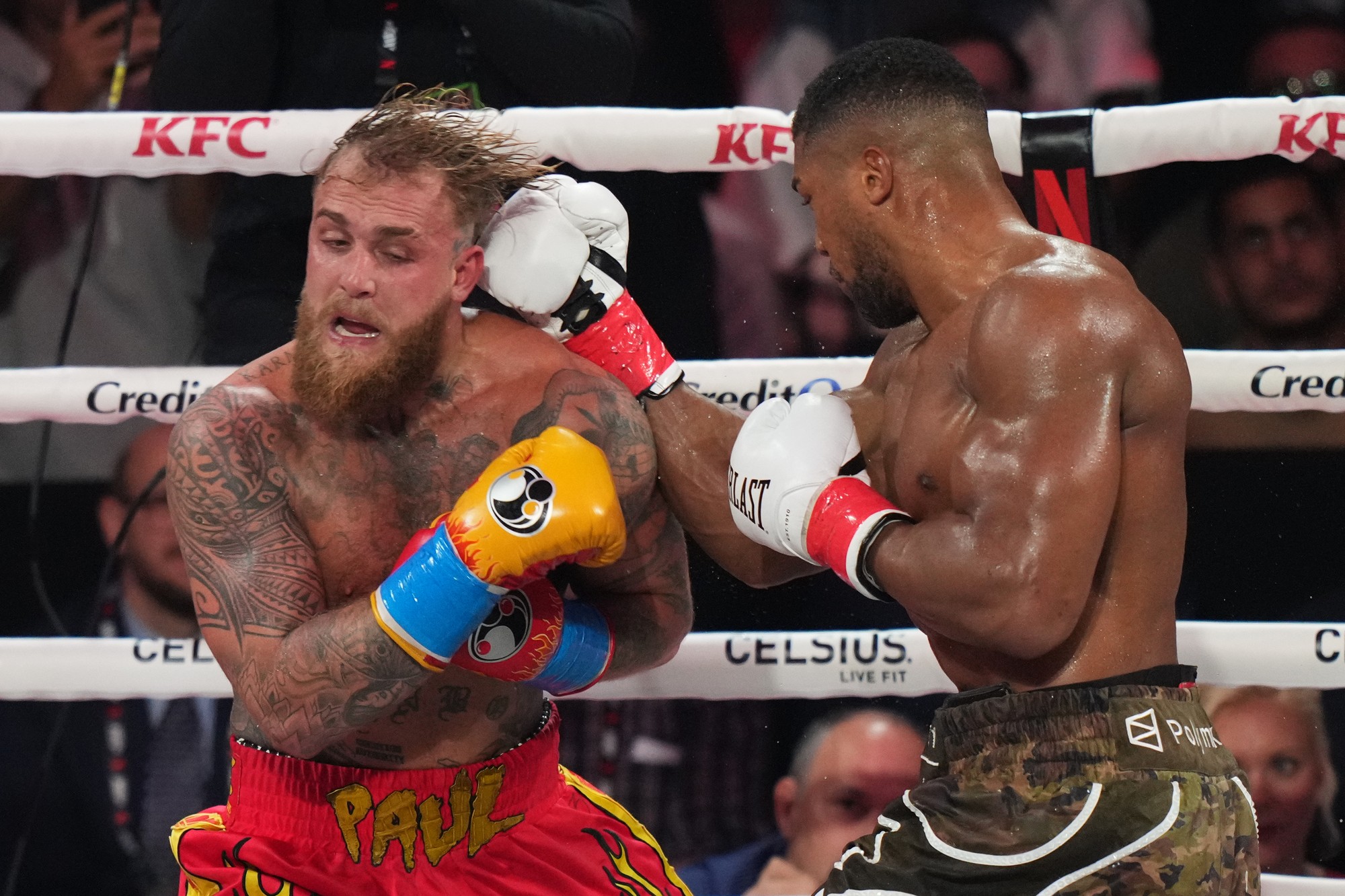 Jake Paul a britský boxer Anthony Joshua. 