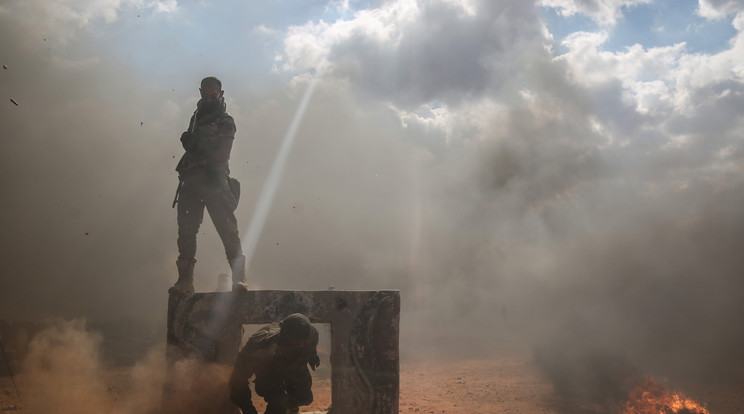 Szíriai katonák felkészítése a Hama csatára / Fotó: Northfoto