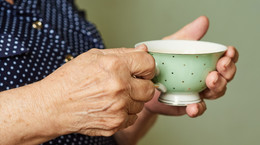 Jak uodpornić mózg na alzheimera? Nieznane działanie zielonej herbaty i wina