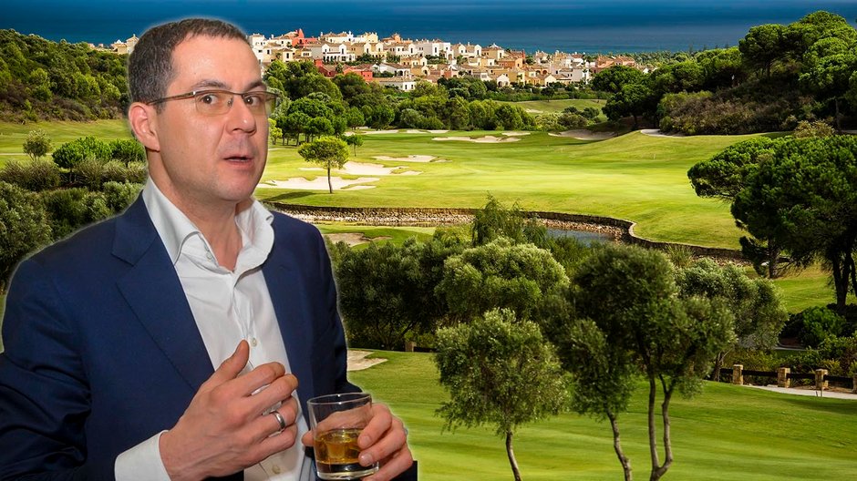 Aleksander Ordżonikidze na tle pola golfowego w słonecznym Sotogrande