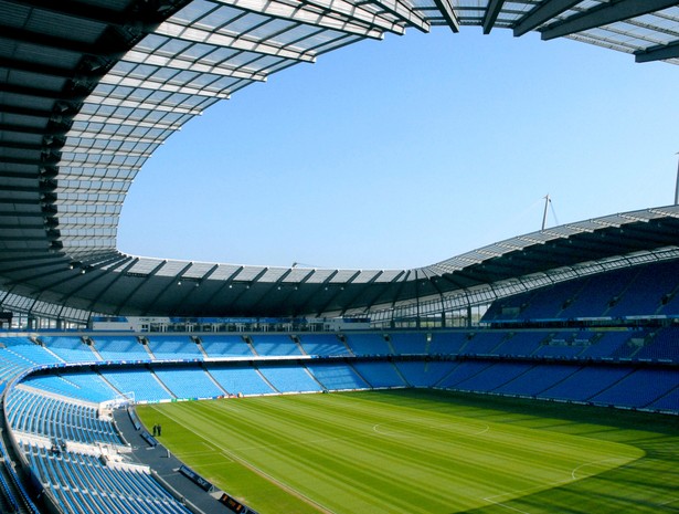 Manchester City w ubiegłym sezonie przyniiósł drugą co do wielkości stratę w historiii angielskiej ligi. Na zdj. City of Manchester Stadium.