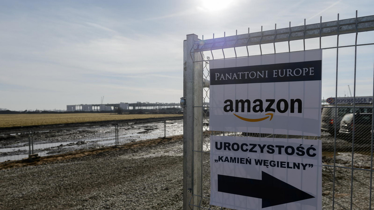 W Sadach koło Poznania wmurowano we wtorek kamień węgielny pod centrum logistyczne firmy Amazon, jednej z największych internetowych sieci handlowych na świecie. Stałe zatrudnienie w centrum znajdzie ok. 2 tys. osób.