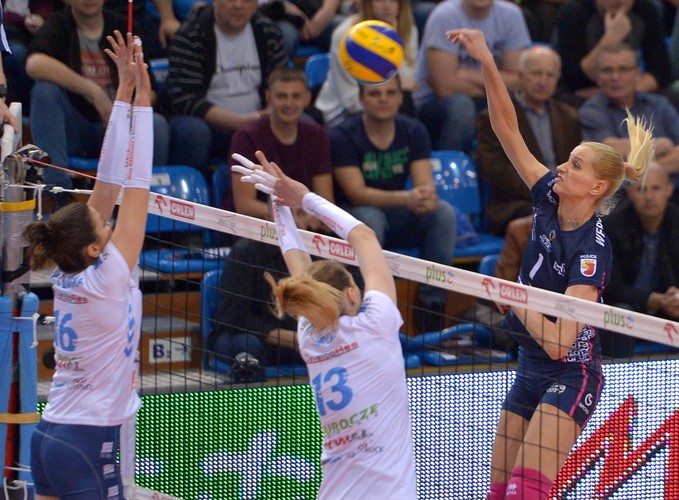 Zawodniczki Developresu SkyRes Rzeszów Klaudia Kaczorowska (L) i Katarzyna Mróz (C) oraz Anna Werblińska (P) z Chemika Police