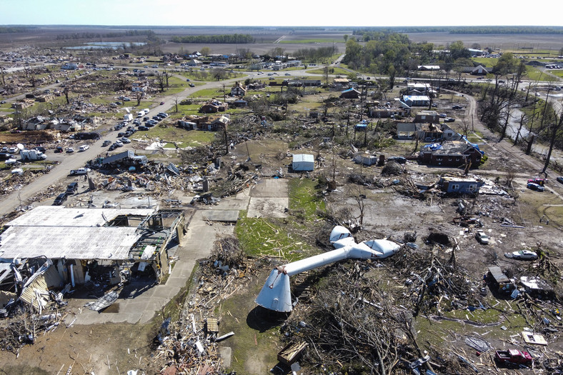 Tornada pozostawiają po sobie pas zniszczeń (na zdjęciu szkody po tornadzie w stanie Missisipi w USA)