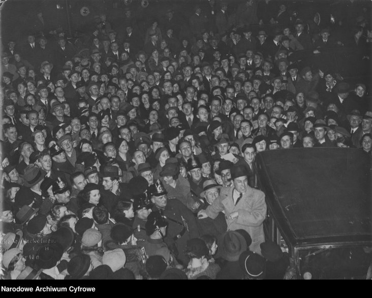 Jan Kiepura (przy aucie) śpiewa dla witających go mieszkańców Berlina, 1934 r.