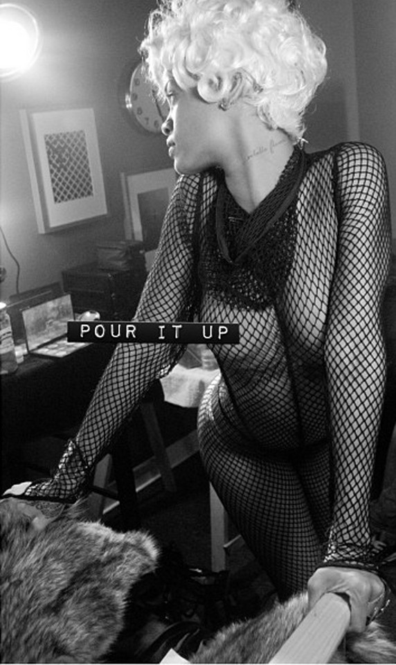 Rihanna na planie teledysku "Pour It Up"