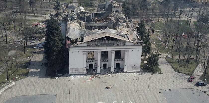 To obrzydliwe! Rosjanie chcą jesienią otworzyć sezon w teatrze w Mariupolu. Ich bombardowanie pogrzebało tam żywcem setki osób...