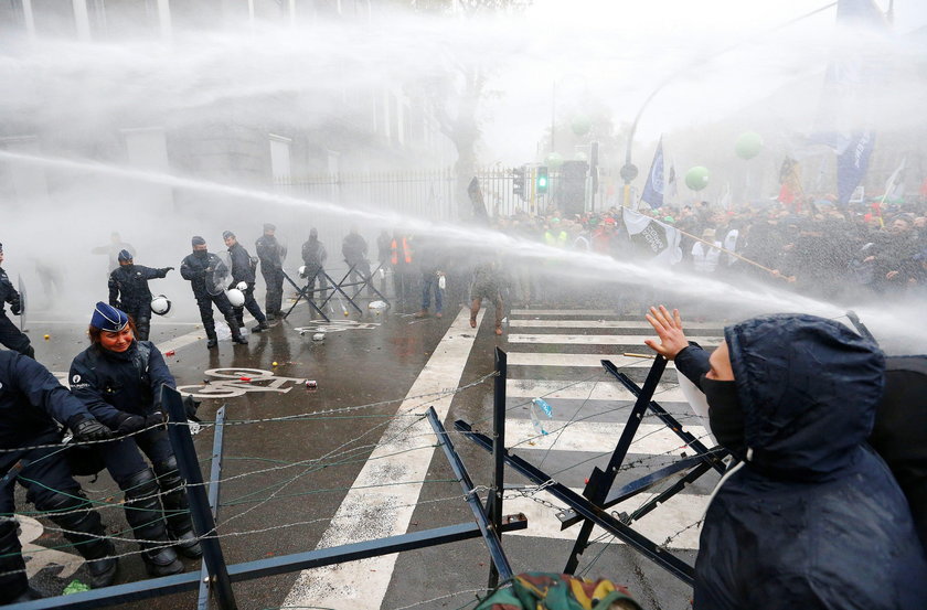 Policja uderzyła w manifestantów wodą